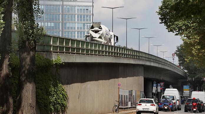 Auch das ist die Landshuter Allee: Die Brücke über die Dachauer Straße führt geradewegs zum Olympiapark.