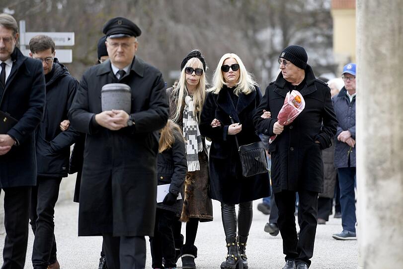 Schwerster Gang: Rigans große Liebe Monika Riede (l.), Claudia Raab mit Ehemann Herman Rarebell (Ex-Schlagzeuger von den Scorpions)