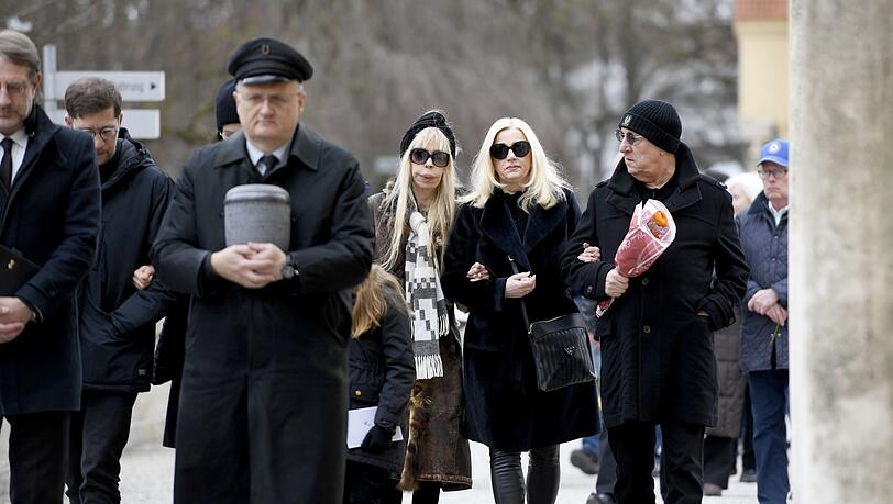 Schwerster Gang: Rigans große Liebe Monika Riede (l.), Claudia Raab mit Ehemann Herman Rarebell (Ex-Schlagzeuger von den Scorpions) Schwerster Gang: Rigans große Liebe Monika Riede (l.), Claudia Raab mit Ehemann Herman Rarebell (Ex-Schlagzeuger von den Scorpions)
