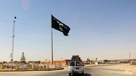 Obwohl der IS in Syrien und im Irak als weitestgehend besiegt gelte, sei die Gesamtorganisation noch lange nicht zerschlagen, sagt der Verfassungsschutz-Präsident (Archivbild).