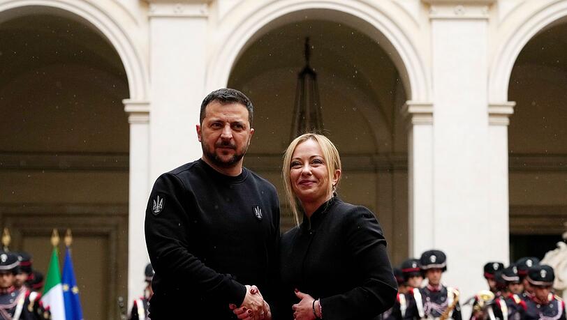 Giorgia Meloni (r.), Ministerpräsidentin von Italien, und Wolodymyr Selenskyj schütteln sich vor ihrem Treffen im Chigi-Palast die Hand.