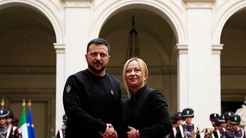 Giorgia Meloni (r.), Ministerpräsidentin von Italien, und Wolodymyr Selenskyj schütteln sich vor ihrem Treffen im Chigi-Palast die Hand.