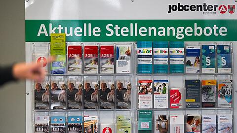 In der Pflege setzt Bayern schon länger auf eine Fastlane zur schnelleren Anerkennung ausländischer Berurfsabschlüsse - nun soll das beschleunigte Anerkennungsverfahren auch auf andere Berufe aussgeweitet werden. (Symbolbild)