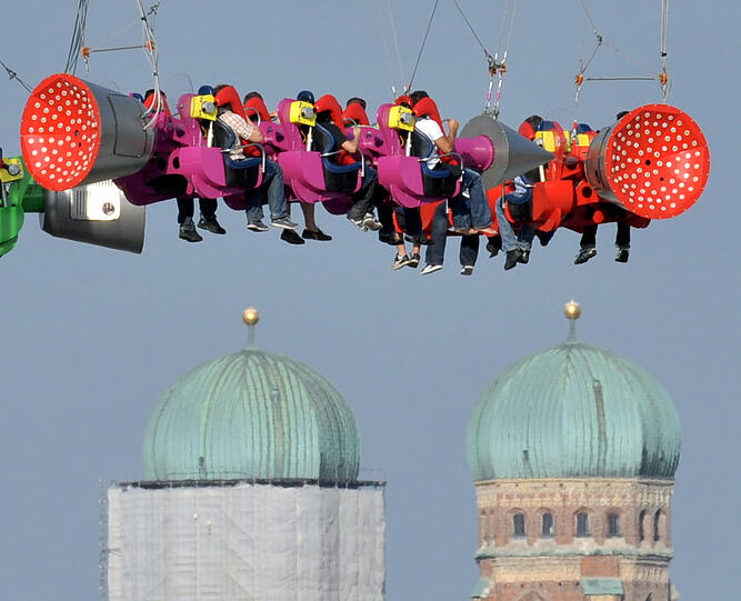 Bereits 2010 schoß das "Rocket" seine Fahrgäste in einen wahren Höhenrausch. Im Grunde ist das Karussell eine Art Kettenkarussel. Nur sitzen die Besucher in kleinen Raketen, die sich noch einmal komplett um die eigene Achse drehen - in 55 Metern Höhe!