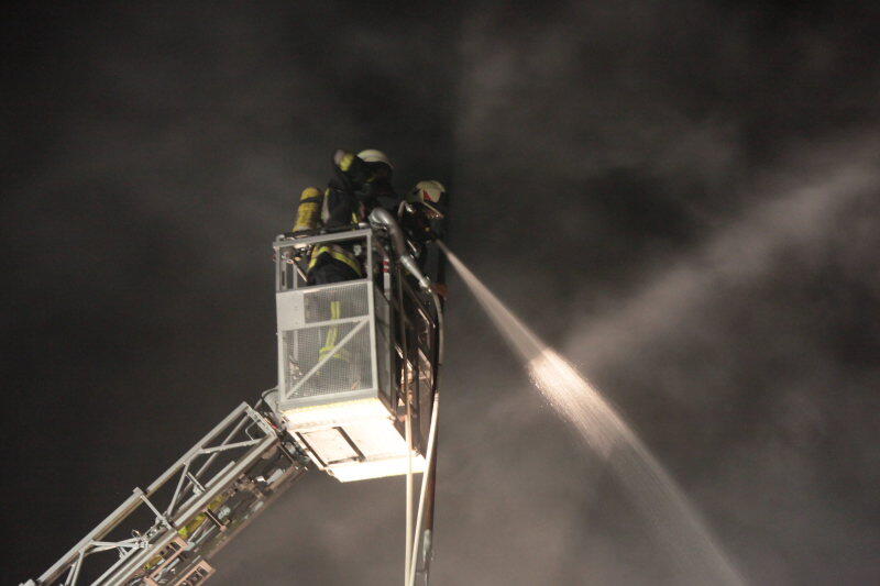 Ein Dachstuhl in Mettenheim steht in Flammen. Die Feuerwehr rückt mitten in der Nacht zum Löschen an. Die Bilder vom Einsatz.