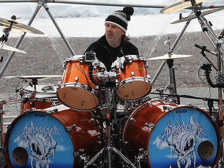 Metallica-Drummer Lars Ulrich beim Soundcheck in der Antarktis