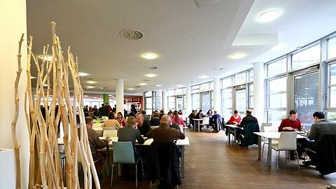 Leonardi ist noch ein recht junges Unternehmen. Entsprechend modern sind die Betriebsrestaurants. In dem in der Grillparzerstraße dominieren Bambusarrangements und helle Farben.
