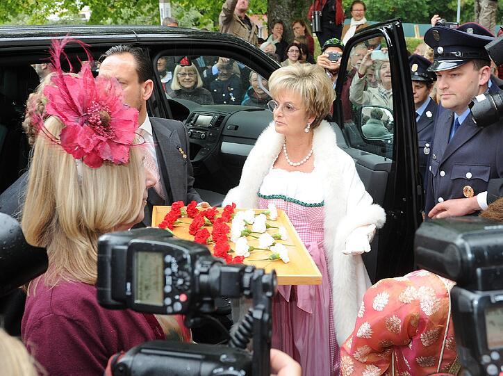 Fürstin Gloria von Thurn und Taxis (M) kommt zur Hochzeit ihrer Tochter Prinzessin Maria Theresia von Thurn und Taxis und Hugo Wilson am 13.09.2014 in der St. Josephskirche in Tutzing am Starnberger See.