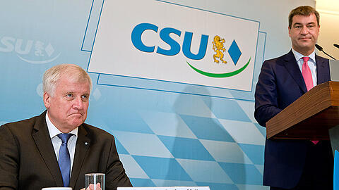 Wer wird nach Seehofer an der Spitze der CSU stehen? Ein heißer Kandidat ist Finanzmninister Markus Söder (r).