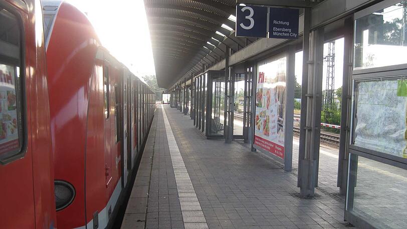 Der 22-Jähriger fiel zwischen die S-Bahnzugteile und wurde schwer verletzt.