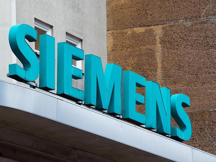 Der Schriftzug &bdquo;Siemens&ldquo;. Foto: Soeren Stache/dpa-Zentralbild/dpa/Archivbild
