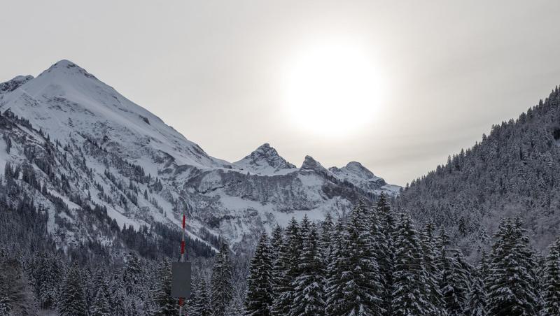 Spaziergänger gehen durch die verschneite Landschaft.