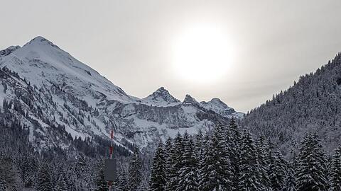 Spaziergänger gehen durch die verschneite Landschaft.
