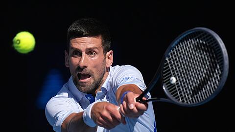 Titelverteidiger Novak Djokovic ist bei den Australian Open weiter nicht in Topform.