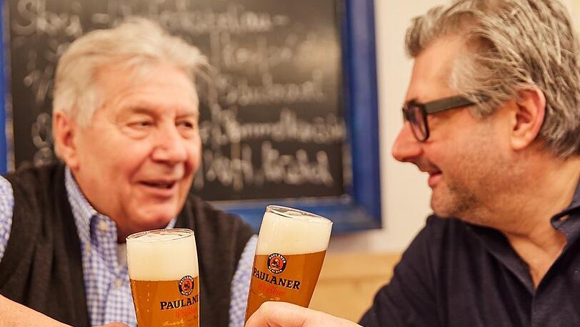 Kurze Zusammenarbeit: Bachmeier und Rudi Färber stoßen im Oktober 2022 im Sedlmayr an.