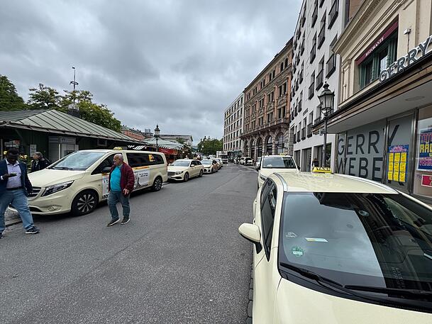 Die Taxifahrer liessen alles stehen und liegen, zeitweise war auch der Taxifunk aus. Die Taxifahrer liessen alles stehen und liegen, zeitweise war auch der Taxifunk aus.