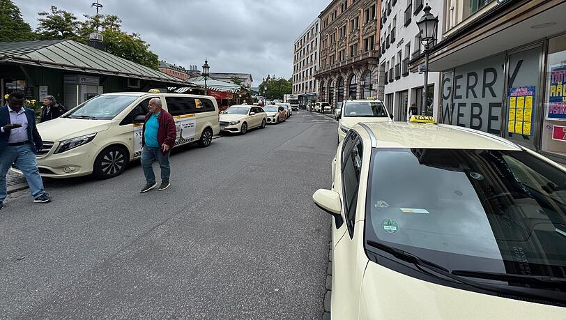 Die Taxifahrer liessen alles stehen und liegen, zeitweise war auch der Taxifunk aus. Die Taxifahrer liessen alles stehen und liegen, zeitweise war auch der Taxifunk aus.