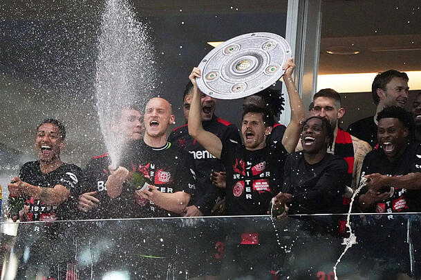 Bayer 04 Leverkusen holte sich in der Saison 2023/2024 die deutsche Meisterschaft. Der Verein ist nach dem FC Bayern und Borussia Dortmund am längsten ununterbrochen in der 1. Bundesliga. Bayer 04 Leverkusen holte sich in der Saison 2023/2024 die deutsche Meisterschaft. Der Verein ist nach dem FC Bayern und Borussia Dortmund am längsten ununterbrochen in der 1. Bundesliga.