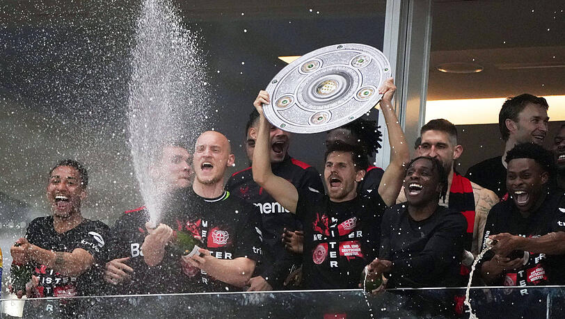 Bayer 04 Leverkusen holte sich in der Saison 2023/2024 die deutsche Meisterschaft. Der Verein ist nach dem FC Bayern und Borussia Dortmund am längsten ununterbrochen in der 1. Bundesliga. Bayer 04 Leverkusen holte sich in der Saison 2023/2024 die deutsche Meisterschaft. Der Verein ist nach dem FC Bayern und Borussia Dortmund am längsten ununterbrochen in der 1. Bundesliga.