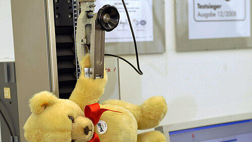 Ein Teddybär wird hier auf seine Belastbarkeit getestet. Ein Teddybär wird hier auf seine Belastbarkeit getestet.