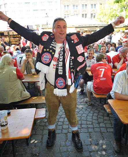 "FC Bayern!" - dieser rot-weiße Fan glaubt ganz fest an sein Team und feiert das Pokalfinale schon vorab. Die besten Fan-Bilder vom Finaltag gibts hier zum Durchklicken!