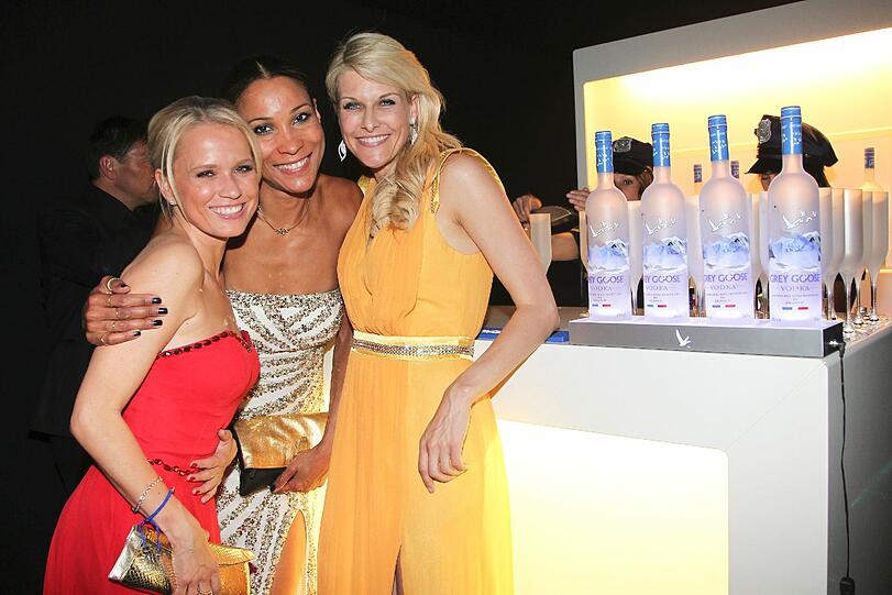Moderatorinnen Nova Meierhenrich und Annabelle Mandeng herzen die Gastgeberin Natascha Grün an der Wodka-Bar.
