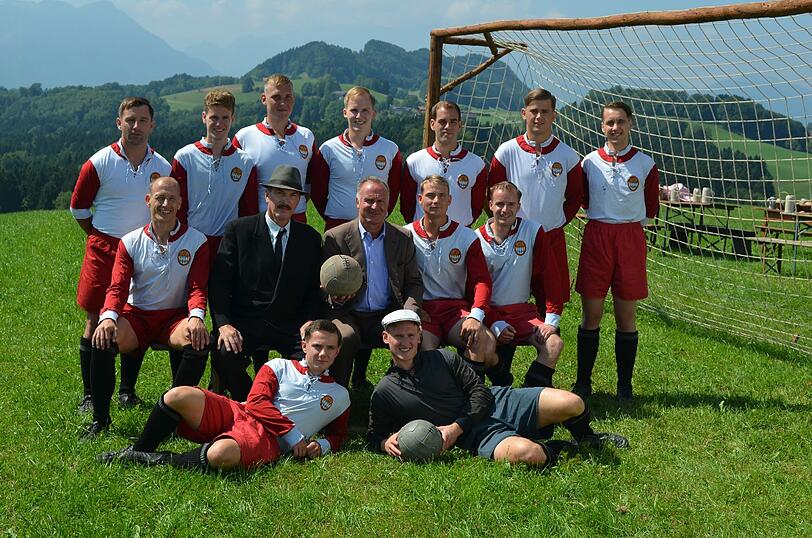 Trat sogar selbst ein paar historische Bälle: Karl-Heinz Rummenigge beim Landauer-Dreh in Samerberg &ndash; Die Bilder.