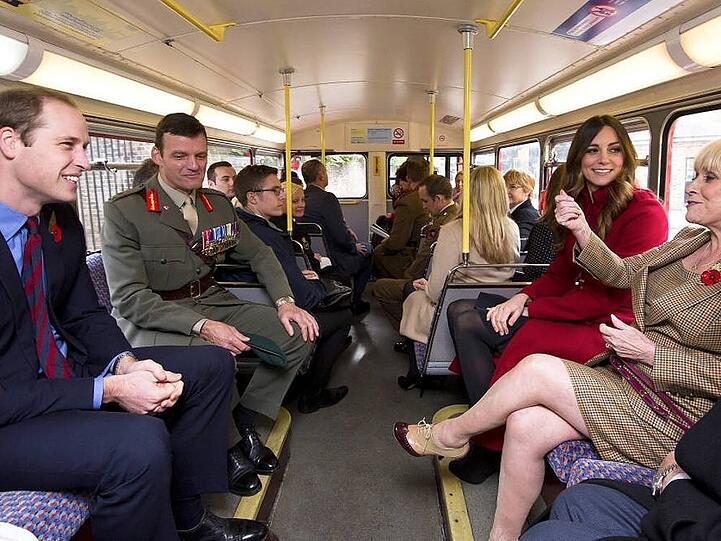 Ein ungewohntes Bild: Mitglieder des Königshauses fahren mit dem Bus unterwegs durch London