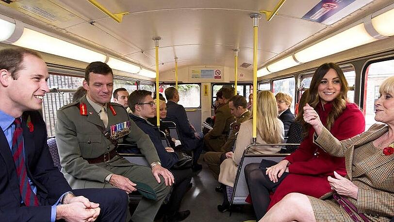 Ein ungewohntes Bild: Mitglieder des Königshauses fahren mit dem Bus unterwegs durch London Ein ungewohntes Bild: Mitglieder des Königshauses fahren mit dem Bus unterwegs durch London
