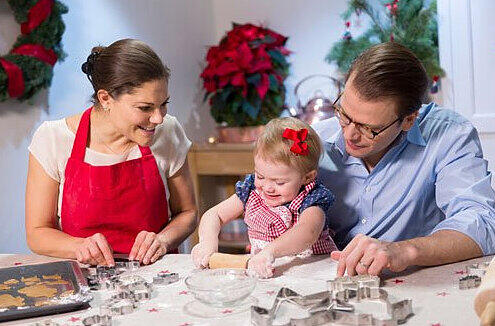 Adventszeit ist Plätzchenzeit. Wie jede Familie backen auch die schwedische Kronprinzessin Victoria, ihr Mann Daniel und die kleine Estelle Weihnachtsplätzchen - und sie hatten sichtlich viel Spaß.
