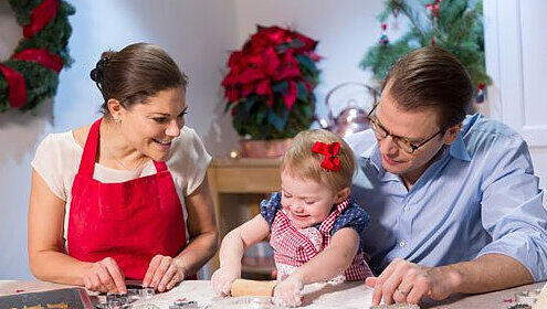Adventszeit ist Plätzchenzeit. Wie jede Familie backen auch die schwedische Kronprinzessin Victoria, ihr Mann Daniel und die kleine Estelle Weihnachtsplätzchen - und sie hatten sichtlich viel Spaß. Adventszeit ist Plätzchenzeit. Wie jede Familie backen auch die schwedische Kronprinzessin Victoria, ihr Mann Daniel und die kleine Estelle Weihnachtsplätzchen - und sie hatten sichtlich viel Spaß.