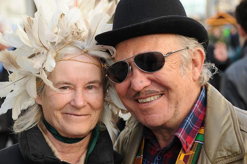 Kostümfreunde beim Faschingstreiben am Rosenmontag in der Fußgängerzone.