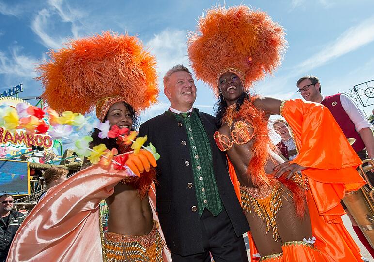 OB Dieter Reiter und zwei Samba-Schönheiten während des Wiesn-Rundgangs.