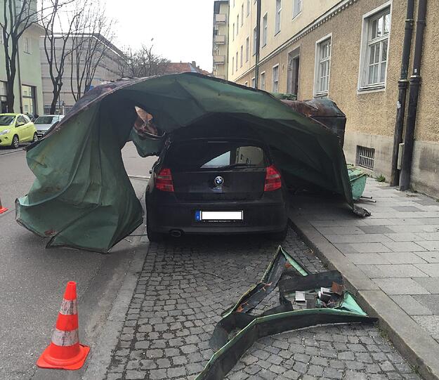 Hoffentlich ist der Besitzer des Wagens gegen Sturmschäden versichert.