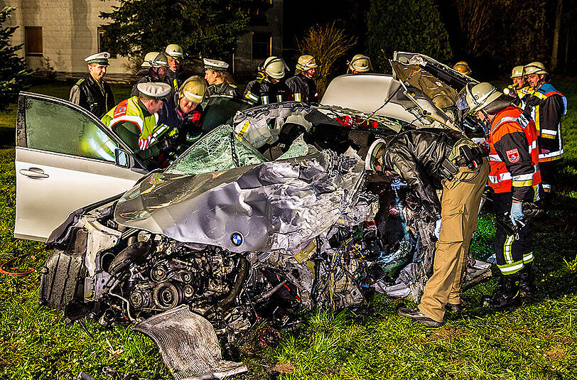 Schrecklicher Unfall auf der B15 bei Erding: Die Bilder vom Rettungseinsatz