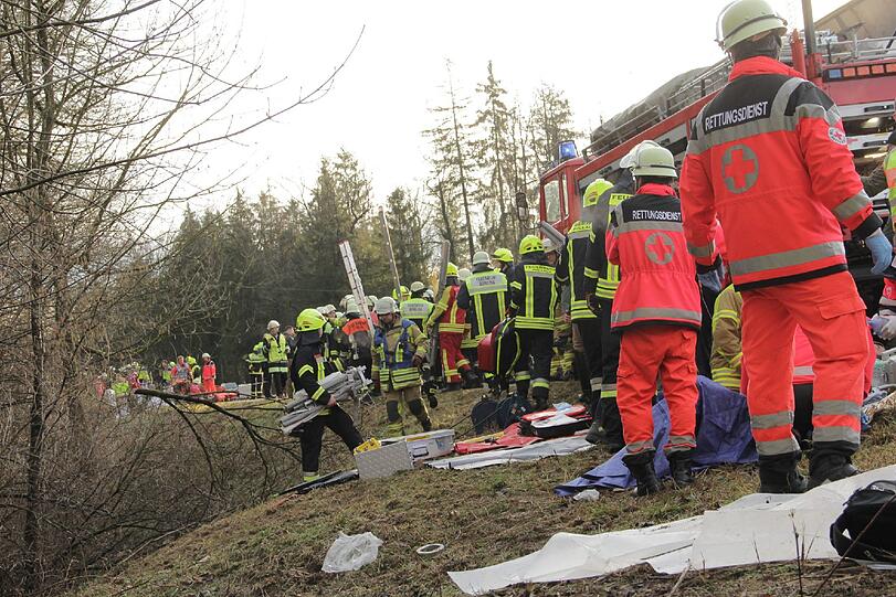 Rettungskräfte kümmern sich um die zahlreichen Verletzten.