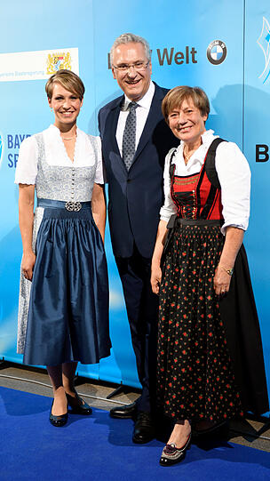 Magdalena Holzer und Rosi Mittermeier mit Sportminister Joachim Herrmann.