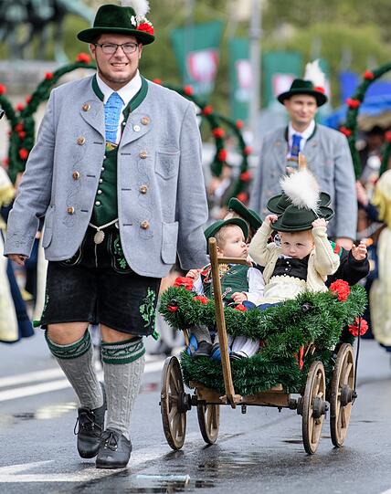 So ein Glück! Rechtzeitig zu Beginn des traditionellen Trachten- und Schützenzuges kam am Sonntag die Sonne raus.