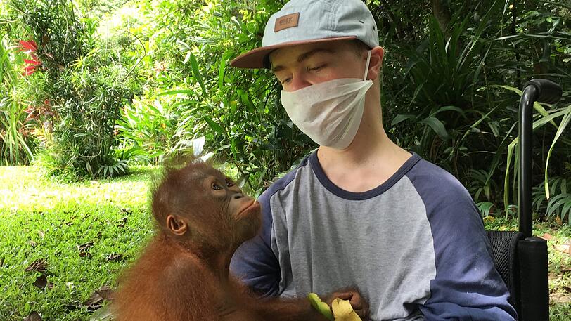 Benni Over mit einem Orang-Utan.