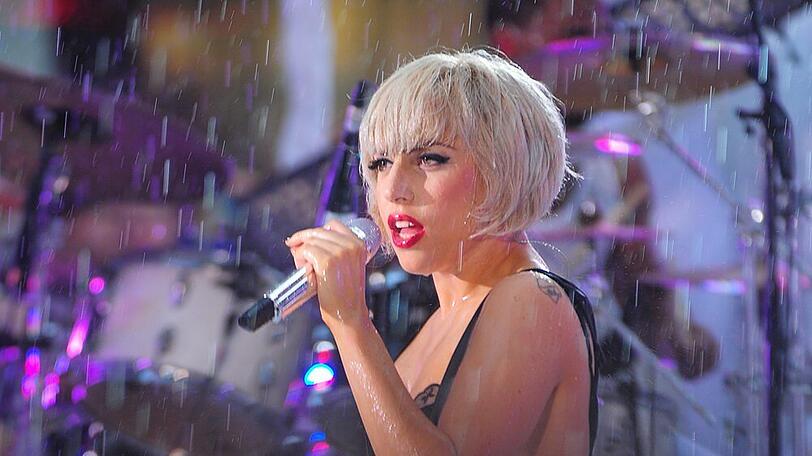 Lady Gaga fällt in Las Vegas von der Bühne
