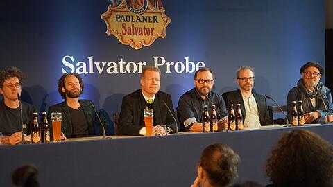 Schockierte Gesichter, als Paulaner-Chef Andreas Steinfatt (3.v.l.) die mögliche Absage verkündet. V.l.: Richard Oehmann, Maxi Schafroth, Stefan Betz, Thomas Limpinsel, Tobias Weber.