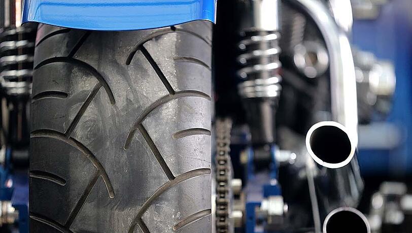 Der Motorradfahrer schlitterte noch mehrere Meter mit seiner Maschine über den Asphalt. (Symbolbild) Der Motorradfahrer schlitterte noch mehrere Meter mit seiner Maschine über den Asphalt. (Symbolbild)
