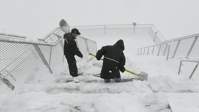 Die Zugspitze Anfang August: In der Nacht auf Dienstag sind auf Deutschlands höchstem Berg rund 20 Zentimeter Schnee gefallen. Die Bilder.
