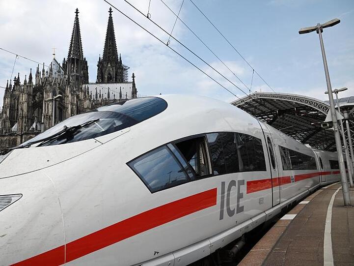 In Köln steht ein ICE im Kölner.