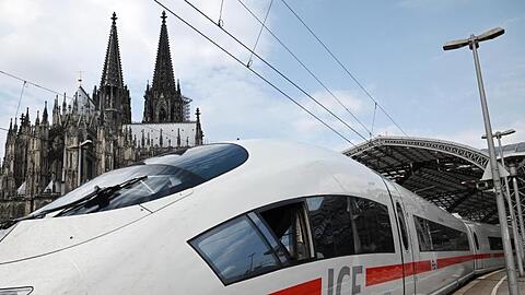 In Köln steht ein ICE im Kölner.