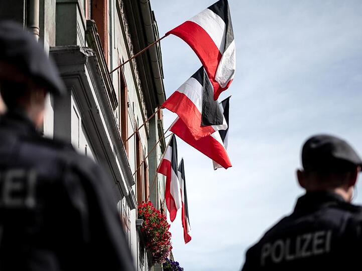Reichsfahnen an den Fenstern von Rechstsextremisten bewohnter Häuser in Dortmund.
