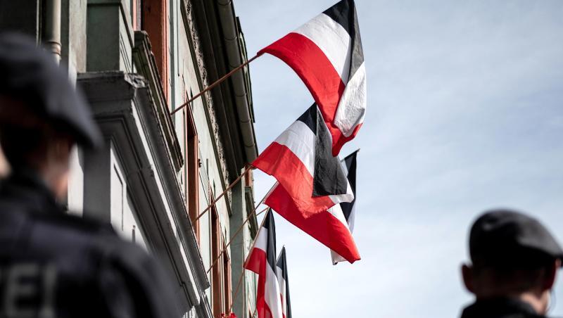 Reichsfahnen an den Fenstern von Rechstsextremisten bewohnter Häuser in Dortmund. Reichsfahnen an den Fenstern von Rechstsextremisten bewohnter Häuser in Dortmund.