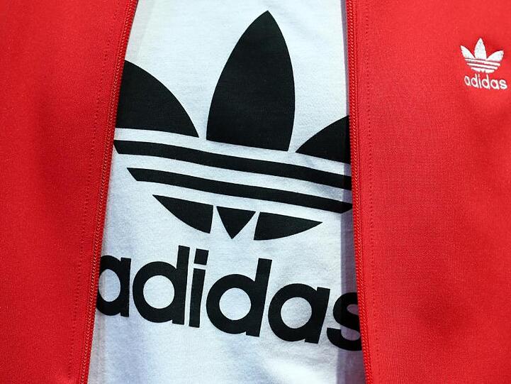 Der Sportartikelhersteller Adidas hat im vergangenen Jahr dank der Fußball-WM und guter Geschäfte in Nordamerika und China glänzend verdient.