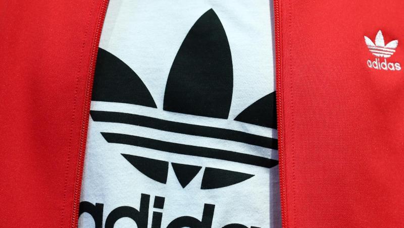Der Sportartikelhersteller Adidas hat im vergangenen Jahr dank der Fußball-WM und guter Geschäfte in Nordamerika und China glänzend verdient.
