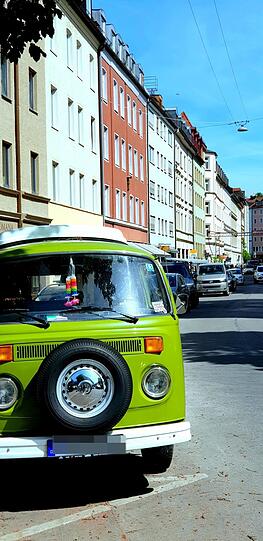 Über diesen froschgrünen Bulli in der Pestalozzistraße schimpft eher niemand, weil er so putzig ausschaut.
